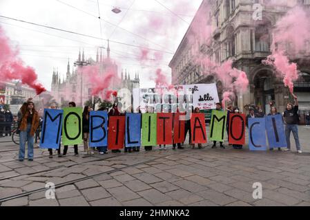 Milano, Lombardia, Italia. 11th Feb 2022. Migliaia di studenti si sono scesi per strada, per chiedere al Ministro dell'Istruzione e al Governo italiano, l'eliminazione delle prove scritte nell'esame di abbandono scolastico del 2022 e contro il lavoro scolastico alternato. Nei prossimi giorni hanno anche proclamato uno sciopero scolastico nazionale.'''mobilitiamoci'' dice la parola formata dai manifestanti con cartelli e alcuni di essi anche con bombe fumanti rosse. (Credit Image: © Ervin Shulku/ZUMA Press Wire) Foto Stock