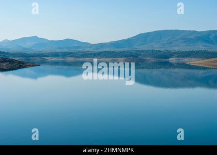 Gabriel y Galan serbatoio con riflessi prima della siccità Estremadura Spagna Peña de Francia sullo sfondo Foto Stock