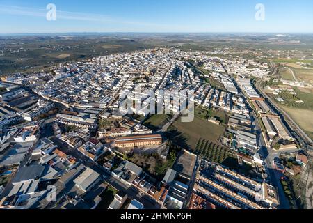 Vista dall'alto di un villaggio con zona residenziale e industriale circondato da campi Foto Stock