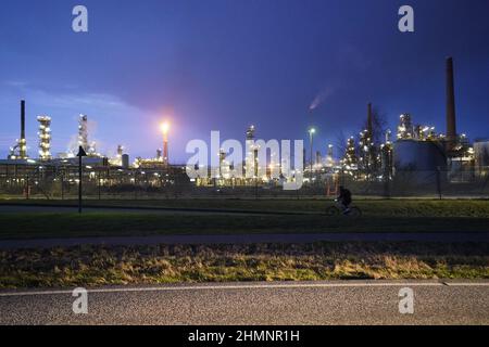 PRODUZIONE - 07 Febbraio 2022, Schleswig-Holstein, Heide: Vista della raffineria Heide. La raffineria produce gas liquefatti, combustibili e olio per riscaldamento, nonché prodotti chimici a base di petrolio greggio. Foto: Marcus Brandt/dpa Foto Stock