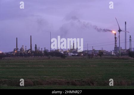 PRODUZIONE - 07 Febbraio 2022, Schleswig-Holstein, Heide: Vista della raffineria Heide. La raffineria produce gas liquefatti, combustibili e olio per riscaldamento, nonché prodotti chimici a base di petrolio greggio. Foto: Marcus Brandt/dpa Foto Stock