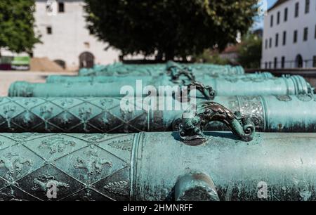 Ingolstadt, Baviera - Germania - 07 27 2018: Fila di cannoni al Museo dell'Esercito del nuovo castello Foto Stock