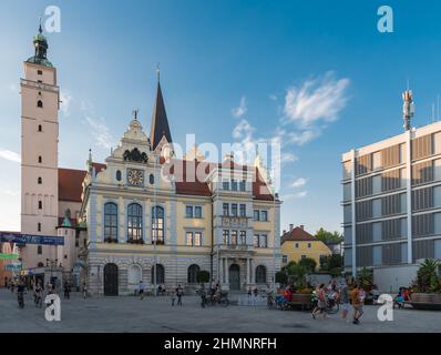 Ingolstadt, Baviera - Germania - 07 27 2018: Turisti e abitanti del luogo seduti intorno alla piazza della città vecchia e il municipio Foto Stock