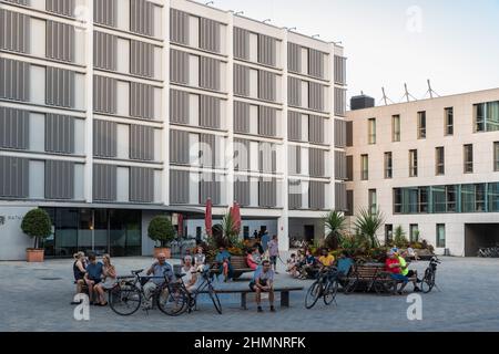 Ingolstadt, Baviera / Germania - 07 27 2018: Turisti e gente del posto a piedi nella piazza della città vecchia Foto Stock