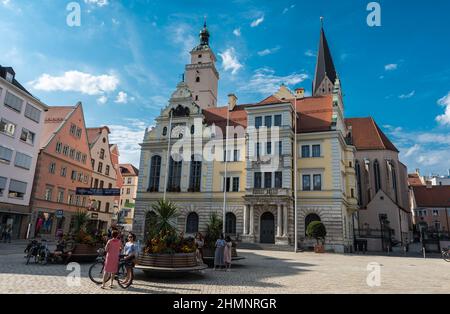 Ingolstadt, Baviera / Germania - 07 27 2018: Turisti e gente del posto a piedi nella piazza della città vecchia Foto Stock