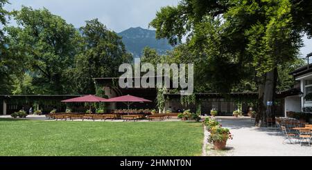 Garmisch Partenkirchen, Baviera / Germania - 08 05 2018: Turisti che camminano nel parco termale Foto Stock