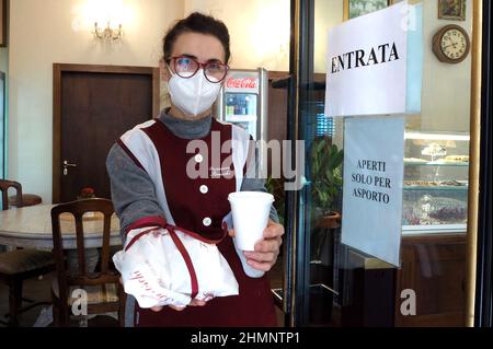 Italia, Regione Toscana, Arezzo, 11 novembre 2020 : emergenza Covid-19. Con decreto governativo la regione Toscana è dichiarata zona arancione, ristoranti Foto Stock