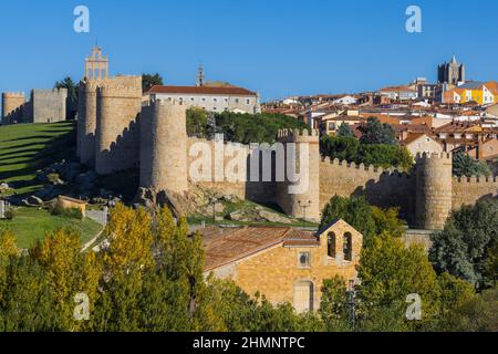 Le mura e le torri della città vecchia. Furono costruiti tra i 11th e i 14th secoli. All'interno del perimetro della città vecchia di 2516 metri ci sono 88 torri e. Foto Stock