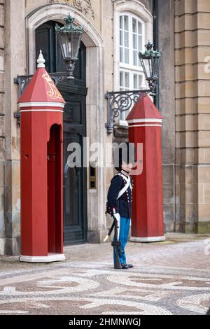 Cambio della guardia al Palazzo reale di Amalienborg, Copenhagen Danimarca Foto Stock