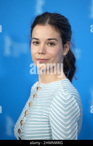 Berlino, Germania. 11th Feb 2022. Laia Costa partecipa alla Fotocall Cinco Lobitos (Lullaby) come parte del Festival Internazionale del Film di Berlino 72nd (Berlinale) a Berlino, in Germania, il 11 febbraio 2022. Foto di Aurore Marechal/ABACAPRESS.COM Credit: Abaca Press/Alamy Live News Foto Stock