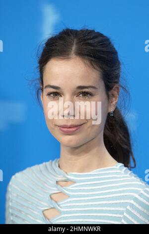 Berlino, Germania. 11th Feb 2022. Laia Costa partecipa alla Fotocall Cinco Lobitos (Lullaby) come parte del Festival Internazionale del Film di Berlino 72nd (Berlinale) a Berlino, in Germania, il 11 febbraio 2022. Foto di Aurore Marechal/ABACAPRESS.COM Credit: Abaca Press/Alamy Live News Foto Stock