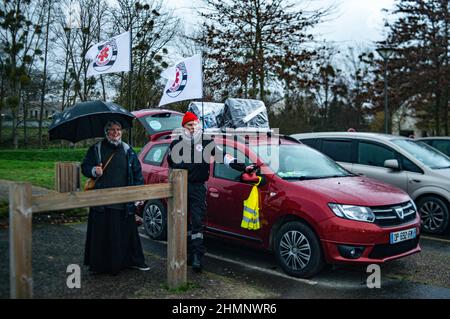 Francia. 10th Feb 2022. Ispirato alle proteste canadesi, il convoglio francese per la libertà (convoi de la Liberte) si è riunito in diverse città della Francia il 11th febbraio per convergere su Parigi con il proprio veicolo per protestare contro le restrizioni al coronavirus. Foto scattata Rennes e Chateaubourg, Francia, il febbraio 11, 2022. Photo by Alexis Coulon/ABACAPRESS.COM Credit: Abaca Press/Alamy Live News Foto Stock