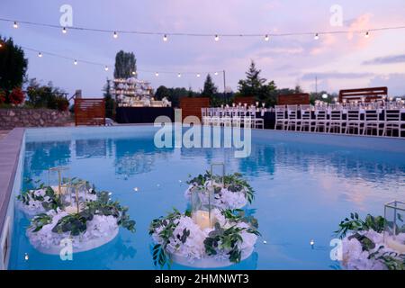 Belle decorazioni per la cerimonia di nozze, candele di moda, esterno. Foto Stock
