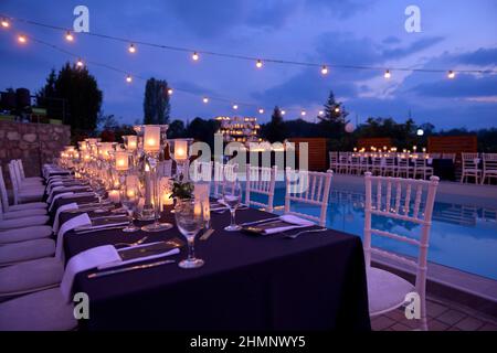 Belle decorazioni per la cerimonia di nozze, candele di moda, esterno. Foto Stock