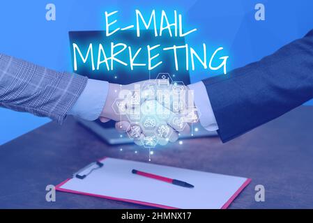 Firma che visualizza e-mail marketing. Approccio aziendale Invio di un messaggio commerciale a un gruppo di mostrare utilizzando le mani di posta agitando Contratto di firma Foto Stock