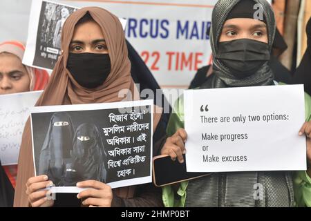 Kolkata, India. 10th Feb 2022. Una donna partecipa a una manifestazione per protestare contro il divieto di indossare Hijab da parte delle studentesse musulmane nelle istituzioni educative di Karnataka. Il 10 febbraio 2022 a Kolkata, India. (Foto di Sukhomoy Sen/ Eyepix Group) Credit: Eyepix Group/Alamy Live News Foto Stock