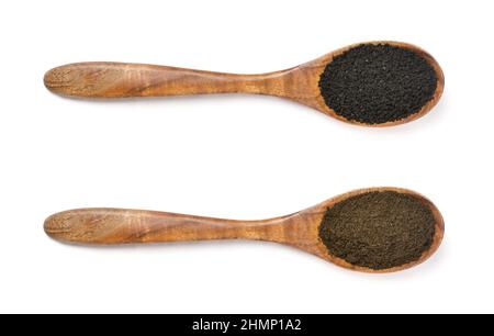 nigella sativa in semi e in polvere in cucchiai di legno, noti anche come semi neri, cumino nero o cumino o kalonji, isolati su sfondo bianco Foto Stock