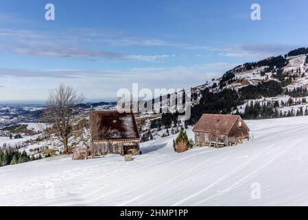 Chalet estivo isolato e scuderie in alto sulle Alpi svizzere ricoperte di neve fresca nei pressi di Bruelisau in Appenzell Foto Stock