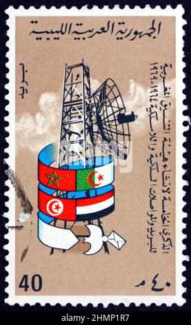 LIBIA - CIRCA 1969: Un francobollo stampato in Libia mostra Radar, Bandiere e Carrier Pigeon, circa 1969 Foto Stock