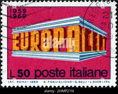 ITALIA - CIRCA 1969: Un francobollo stampato in Italia mostra Europa CEPT 1969, Architectural Type Colonnade, circa 1969 Foto Stock