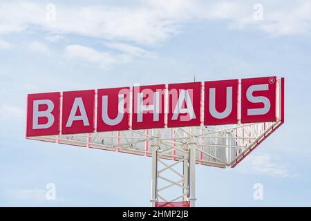 Alfafar, Valencia, Spagna. Febbraio 4, 2022. Logo Bauhaus contro il cielo nel parco commerciale Alfafar. Foto Stock