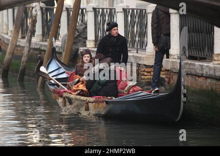 L'attrice Dakota Fannin, l'attrice Claudua Cardinale e l'attore Riccardo Scamarcio durante le riprese del film Effie Grey a Venezia. Foto Stock