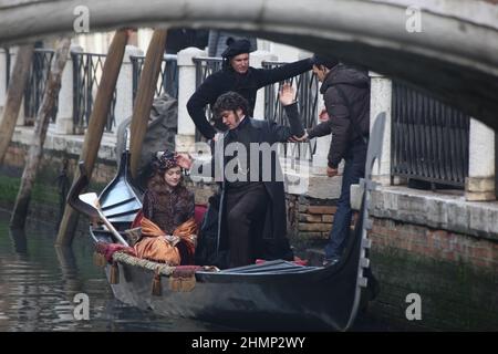 L'attrice Dakota Fannin, l'attrice Claudua Cardinale e l'attore Riccardo Scamarcio durante le riprese del film Effie Grey a Venezia. Foto Stock