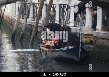 L'attrice Dakota Fannin, l'attrice Claudua Cardinale e l'attore Riccardo Scamarcio durante le riprese del film Effie Grey a Venezia. Foto Stock