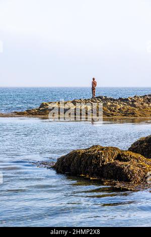 AFFERRA una scultura in ghisa di Anthony Gormley che guarda sul Kilbrannan Sound vicino a Saddell sulla penisola di Kintyre, Argyll & Bute, Scozia Regno Unito Foto Stock