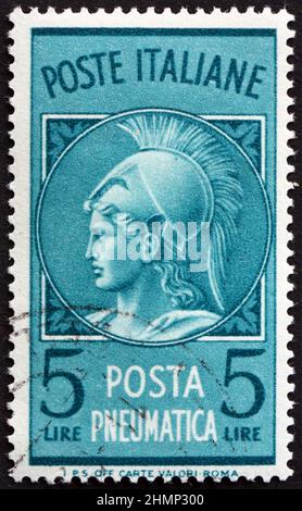 ITALIA – CIRCA 1947: Un francobollo stampato in Italia mostra Minerva, è la dea romana della saggezza e della guerra strategica, circa 1947 Foto Stock