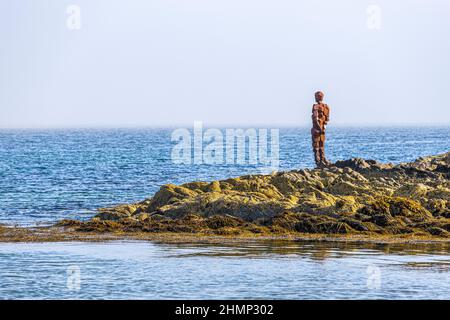 AFFERRA una scultura in ghisa di Anthony Gormley che guarda sul Kilbrannan Sound vicino a Saddell sulla penisola di Kintyre, Argyll & Bute, Scozia Regno Unito Foto Stock