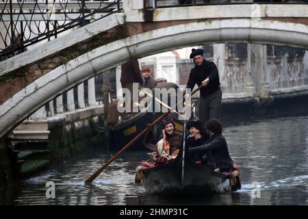 L'attrice Dakota Fannin, l'attrice Claudua Cardinale e l'attore Riccardo Scamarcio durante le riprese del film Effie Grey a Venezia. Foto Stock