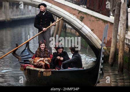 L'attrice Dakota Fannin, l'attrice Claudua Cardinale e l'attore Riccardo Scamarcio durante le riprese del film Effie Grey a Venezia. Foto Stock