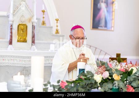 Sacerdote nella Chiesa in comunione o Messa Foto Stock