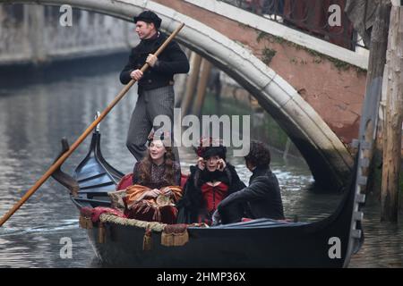 L'attrice Dakota Fannin, l'attrice Claudua Cardinale e l'attore Riccardo Scamarcio durante le riprese del film Effie Grey a Venezia. Foto Stock