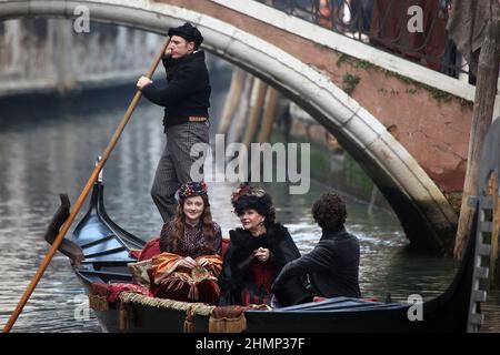 L'attrice Dakota Fannin, l'attrice Claudua Cardinale e l'attore Riccardo Scamarcio durante le riprese del film Effie Grey a Venezia. Foto Stock