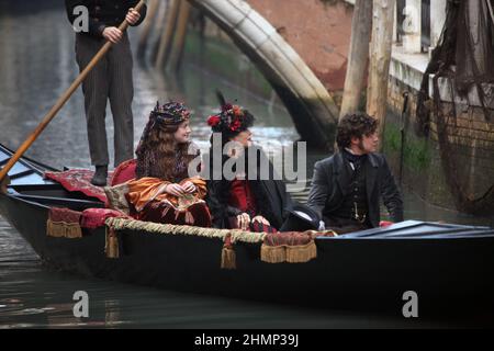 L'attrice Dakota Fannin, l'attrice Claudua Cardinale e l'attore Riccardo Scamarcio durante le riprese del film Effie Grey a Venezia. Foto Stock