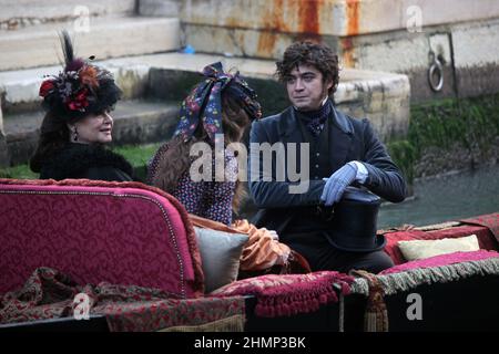 L'attrice Dakota Fannin, l'attrice Claudua Cardinale e l'attore Riccardo Scamarcio durante le riprese del film Effie Grey a Venezia. Foto Stock