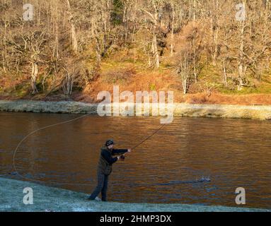 Aberlour, Moray, Regno Unito. 11th Feb 2022. Questa è una scena del giorno ufficiale di apertura della pesca al salmone sul fiume Spey ad Aberlour, Moray, Scozia, il 11 febbraio 2022. CONTENUTO IMMAGINE: Scott Mellis Fishing Credit: JASPERIMAGE/Alamy Live News Foto Stock