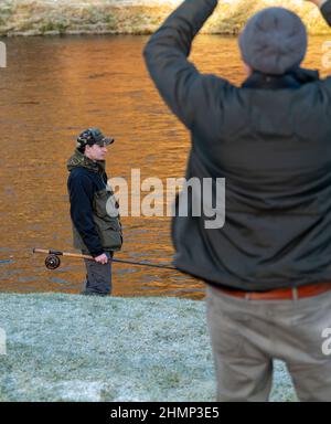 Aberlour, Moray, Regno Unito. 11th Feb 2022. Questa è una scena del giorno ufficiale di apertura della pesca al salmone sul fiume Spey ad Aberlour, Moray, Scozia, il 11 febbraio 2022. CONTENUTO IMMAGINE: Scott Mellis Fishing Credit: JASPERIMAGE/Alamy Live News Foto Stock