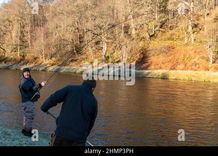 Aberlour, Moray, Regno Unito. 11th Feb 2022. Questa è una scena del giorno ufficiale di apertura della pesca al salmone sul fiume Spey ad Aberlour, Moray, Scozia, il 11 febbraio 2022. CONTENUTO DELL'IMMAGINE: Salmone è catturato credito: JASPERIMAGE/Alamy Live News Foto Stock