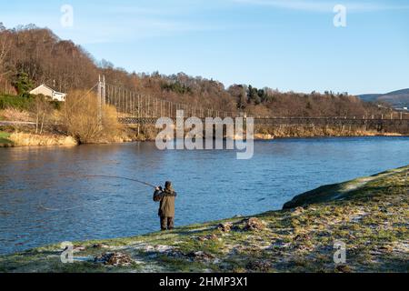 Aberlour, Moray, Regno Unito. 11th Feb 2022. Questa è una scena del giorno ufficiale di apertura della pesca al salmone sul fiume Spey ad Aberlour, Moray, Scozia, il 11 febbraio 2022. CONTENUTO DELL'IMMAGINE: Credit: JASPERIMAGE/Alamy Live News Foto Stock