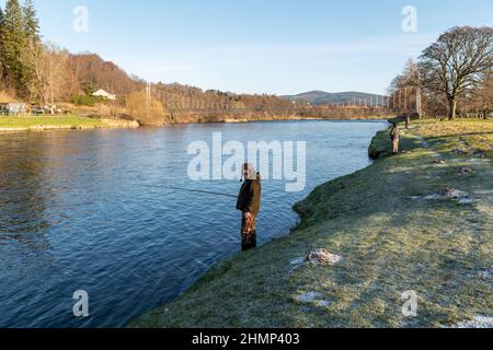 Aberlour, Moray, Regno Unito. 11th Feb 2022. Questa è una scena del giorno ufficiale di apertura della pesca al salmone sul fiume Spey ad Aberlour, Moray, Scozia, il 11 febbraio 2022. CONTENUTO DELL'IMMAGINE: Credit: JASPERIMAGE/Alamy Live News Foto Stock