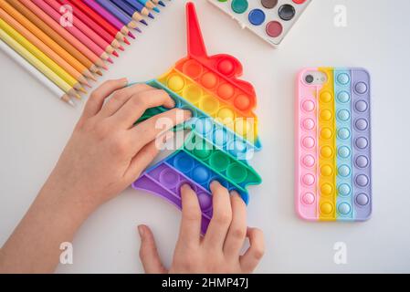 Giocattoli per bambini color arcobaleno Foto Stock