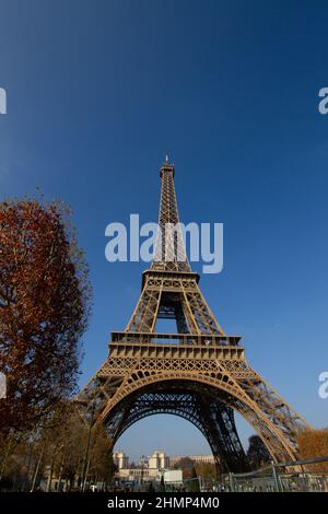 Torre Eiffel classico famoso monumento di Parigi Foto Stock