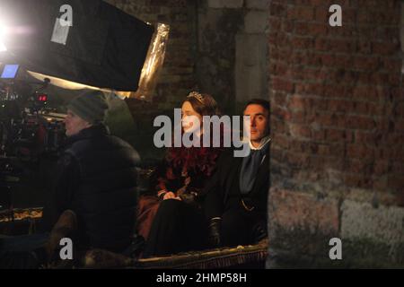 L'attrice Dakota Fannin e l'attore Greg Wise durante le riprese del film Effie Grey a Venezia. Foto Stock