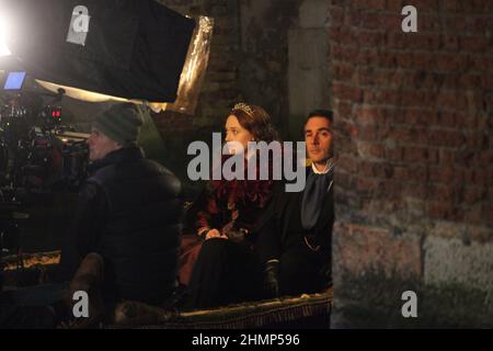 L'attrice Dakota Fannin e l'attore Greg Wise durante le riprese del film Effie Grey a Venezia. Foto Stock