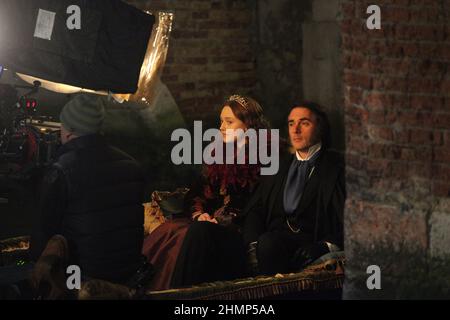 L'attrice Dakota Fannin e l'attore Greg Wise durante le riprese del film Effie Grey a Venezia. Foto Stock