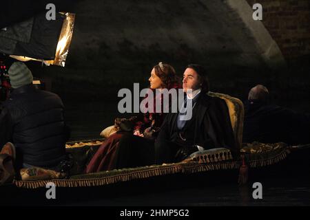 L'attrice Dakota Fannin e l'attore Greg Wise durante le riprese del film Effie Grey a Venezia. Foto Stock