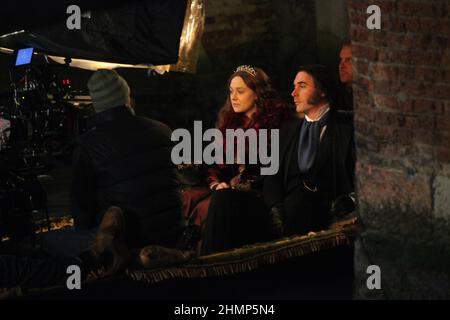 L'attrice Dakota Fannin e l'attore Greg Wise durante le riprese del film Effie Grey a Venezia. Foto Stock